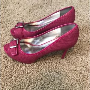 Alfani platform peep toe heels. Size 7.5. Fuchsia